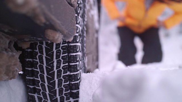 汽车观点。在雪地里开车。汽车在路上抛锚了。在恶劣的天气下，汽车会在偏僻的地方抛锚。汽车保险。一个女人在路上。视频素材