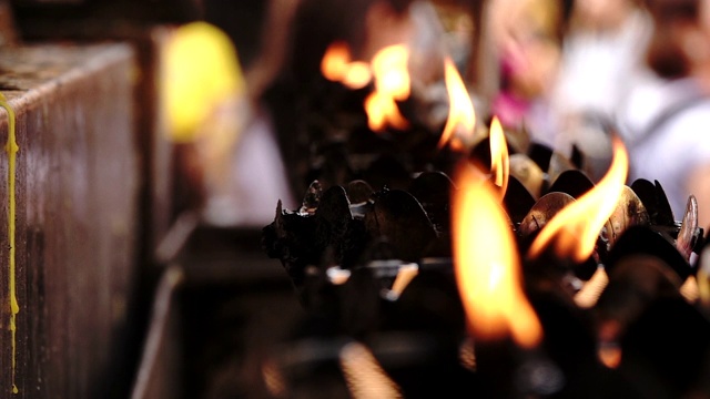 点燃的蜡烛火焰在佛寺视频素材