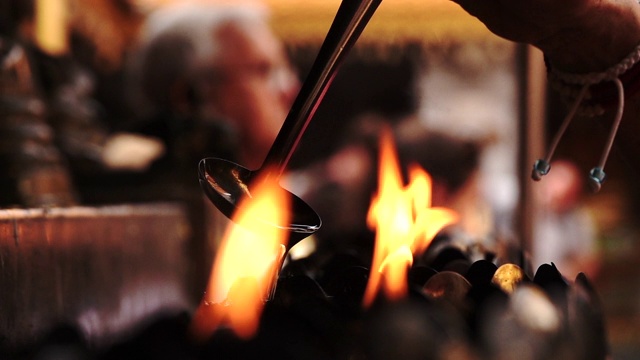点燃的蜡烛火焰在佛寺视频素材
