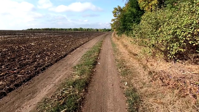 在机场和耕地之间的乡村公路视频素材