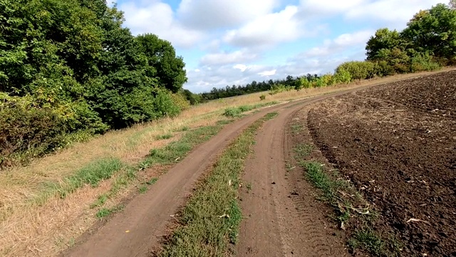 在着陆和耕地之间的乡村公路的转弯视频素材