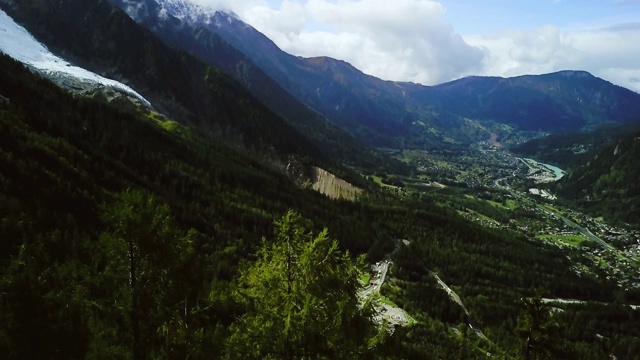 阿尔卑斯山脉。雾蒙蒙的景观。夏蒙尼雪峰。法国北部和瑞士的乡村景色。山谷的全景鸟瞰图。松林。用于广告和网络的素材。4 k无人机拍摄视频素材