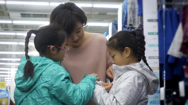 女人和女儿在购物中心购物视频素材