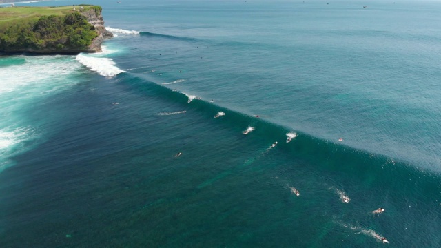 鸟瞰图与冲浪者和海浪在海洋。冲浪和海浪视频素材