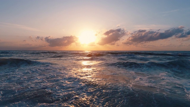 海浪和热带海滩上的日出。清晨。视频素材