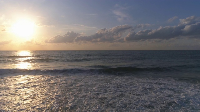 海浪和热带海滩上的日出。清晨。视频素材