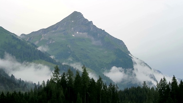 云景中，山峰呈高峻的黄褐色。欧洲的阿尔卑斯山脉。视频素材