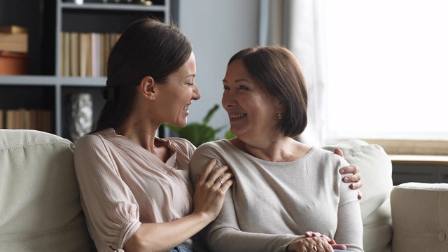 快乐的爱小女儿和大妈妈在家里聊天视频素材