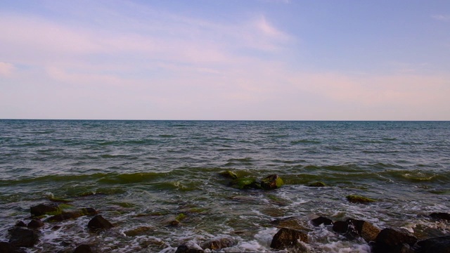 黑海沿岸有巨大的石头，浪花四溅，在一个阳光明媚的夏日，黑海视频素材