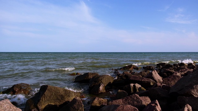 黑海沿岸有巨大的石头，浪花四溅，在一个阳光明媚的夏日，黑海视频素材