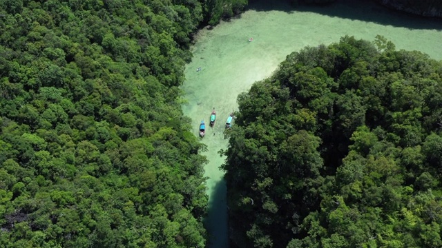 鸟瞰甲米安达曼海中的港岛，美丽的泻湖岛和泰国甲米海滩。视频素材