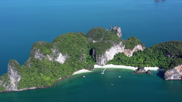 鸟瞰甲米安达曼海中的港岛，美丽的泻湖岛和泰国甲米海滩。视频素材