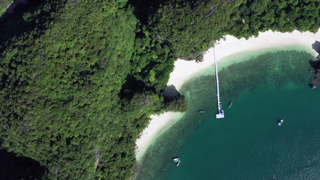 鸟瞰甲米安达曼海中的港岛，美丽的泻湖岛和泰国甲米海滩。视频素材