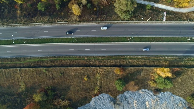 空中无人机视频。飞过森林附近的高速公路。视频素材