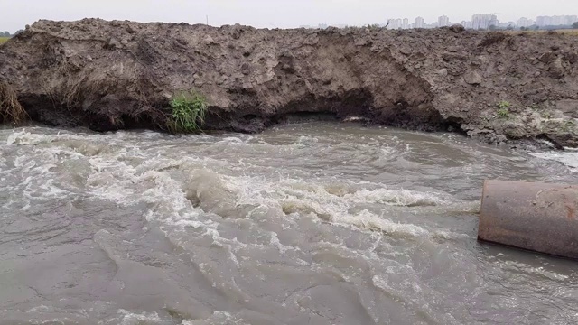 污水流入池塘视频素材