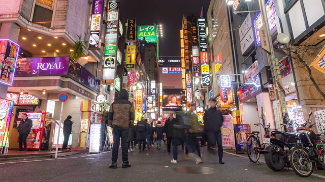 时光流逝:东京新宿歌舞伎町挤满了行人和游客视频素材