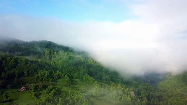 鸟瞰图的早晨雾在山区视频素材