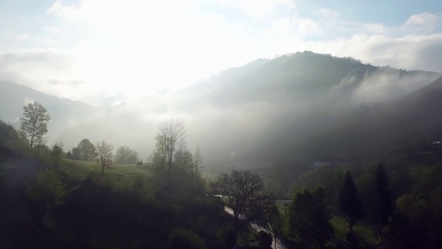 鸟瞰图的早晨雾在山区视频素材