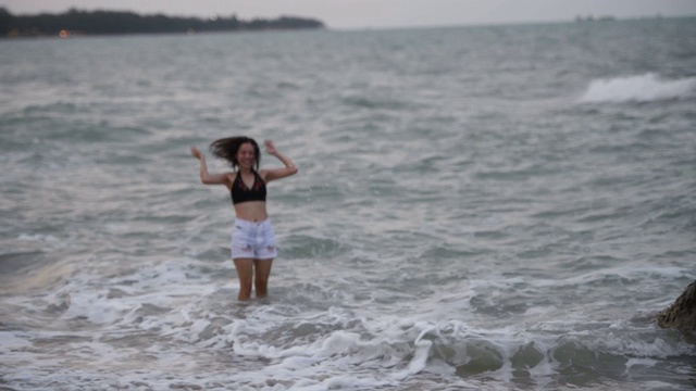 在海里玩溅水的女人视频素材