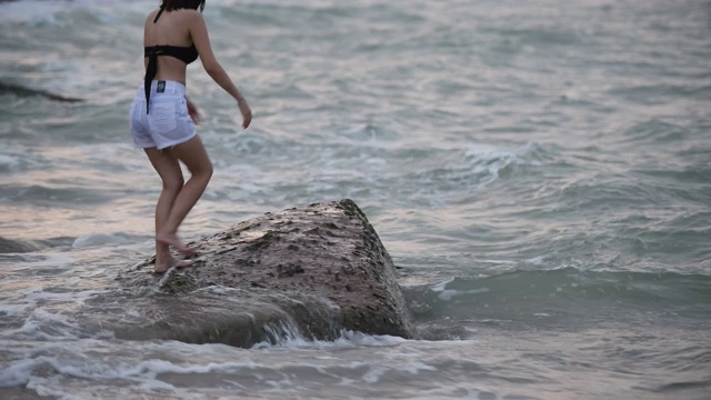 在海里玩溅水的女人视频素材