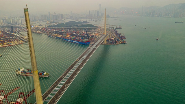 国际港口在香港进出口业务物流中使用起重机装载集装箱的超失效或滞后视频素材