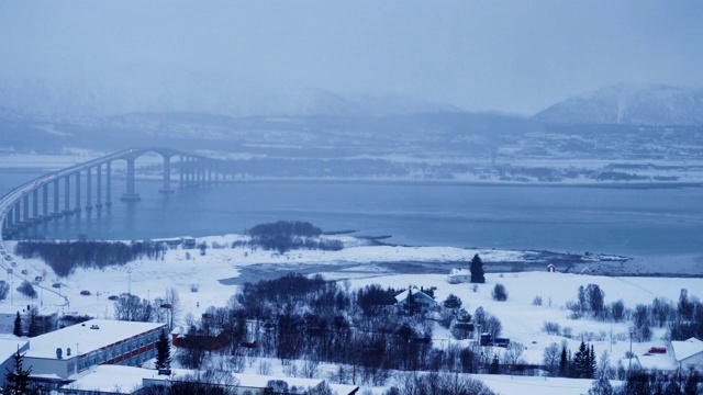 特罗姆瑟冬季天际线降雪期间，北极挪威视频素材