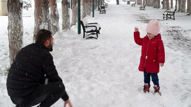 父亲和女儿在白雪公园视频素材