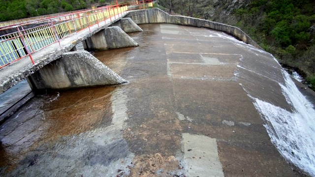 大坝放水，大坝的过剩容量，直到泉道溢出视频素材