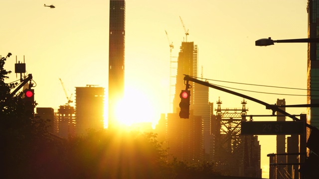 2019年5月24日，美国长岛皇后区，高楼大厦出现在地铁高架站的夕阳下。视频素材