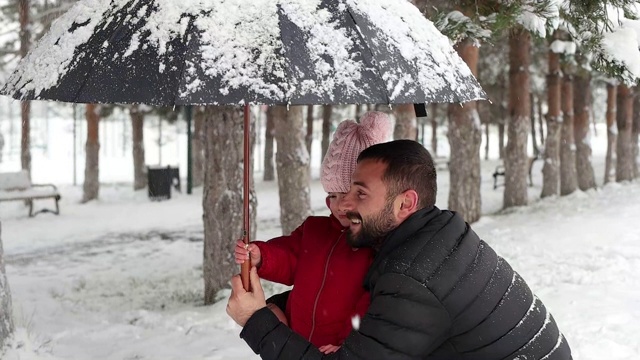 父亲和女儿在白雪公园视频素材