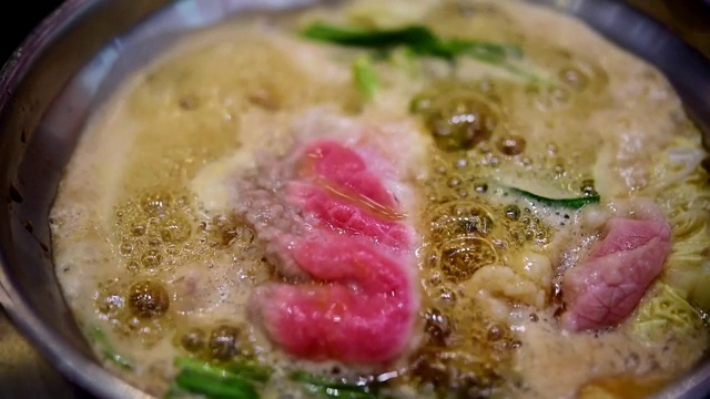 在火锅中烹饪食物来做素喜烧或涮锅视频下载