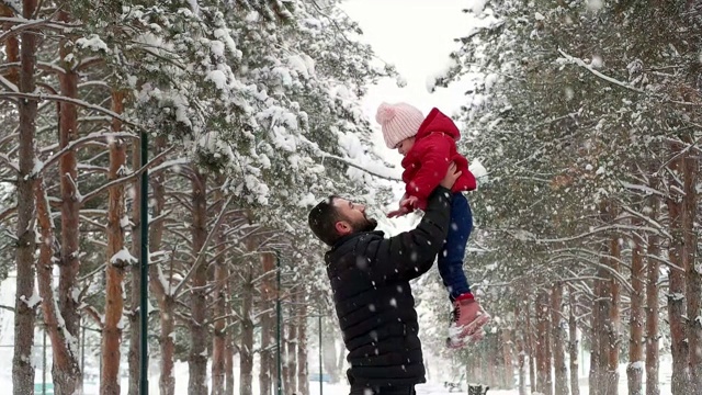 父亲和女儿在白雪公园视频素材