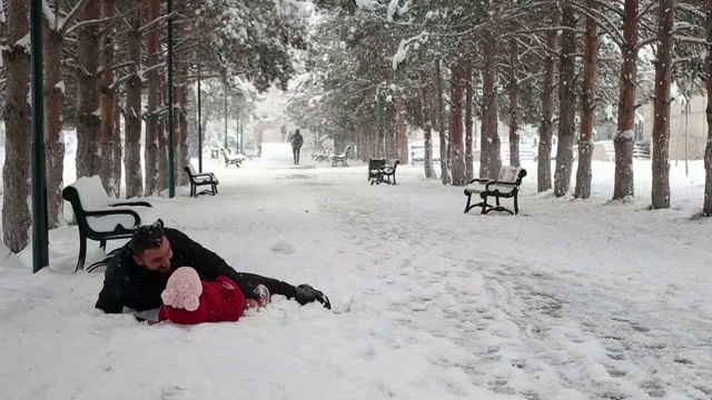 父亲和女儿在白雪公园视频素材