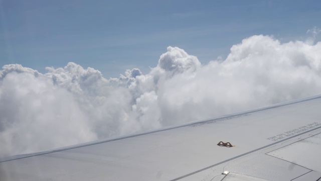 在高空飞行的飞机在天空的白云视频素材