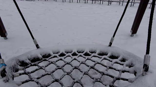 冬季操场上空荡荡的雪秋千视频素材