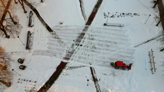 拖拉机在空中清理城市广场上的新雪视频素材