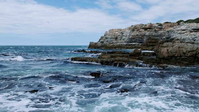 海浪冲击着海湾的岩石海岸线视频素材