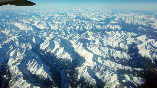 冬季雪山从阿尔卑斯山上空，空降。欧洲视频素材