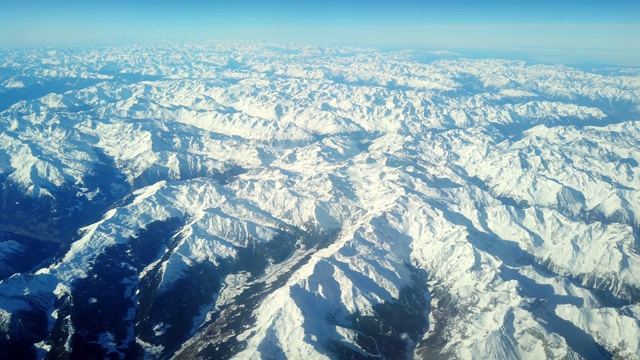 冬季从上面俯瞰阿尔卑斯山雪山，鸟瞰。欧洲视频素材