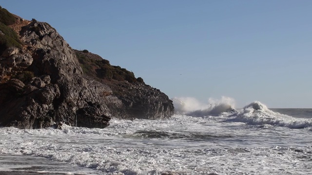 浪击岩石视频素材