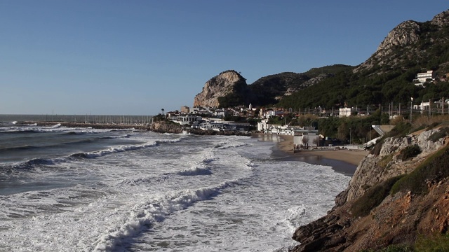 海浪击碎岩石，海边村庄视频素材