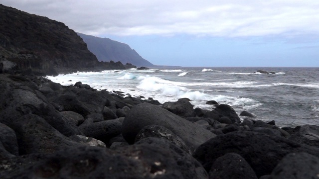 西班牙加那利群岛El Hierro的El Golfo山谷的黑色熔岩石海滩、悬崖和海洋视频素材