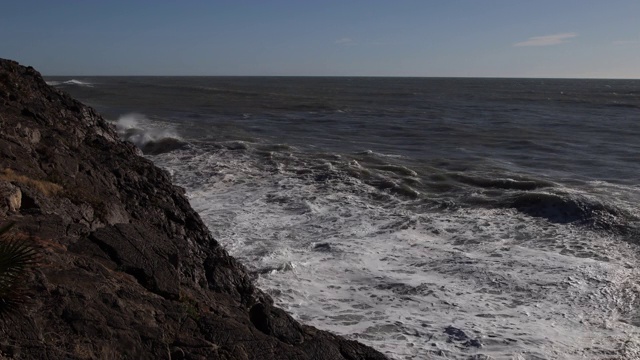 浪击岩石视频素材