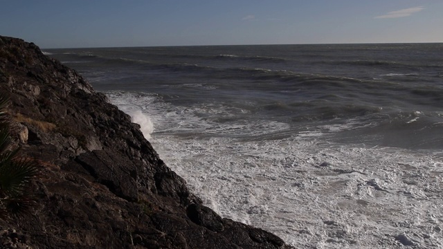 浪击岩石视频素材