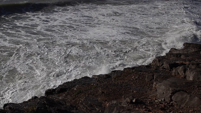 浪击岩石视频素材