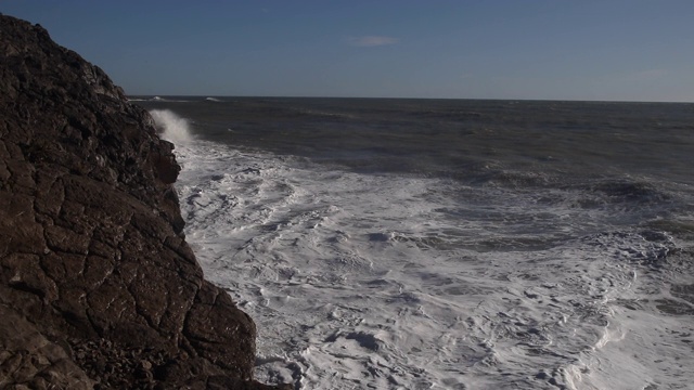 浪击岩石视频素材