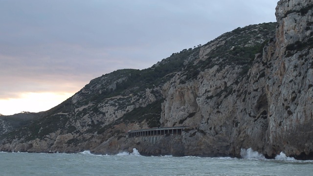 浪击岩石视频素材