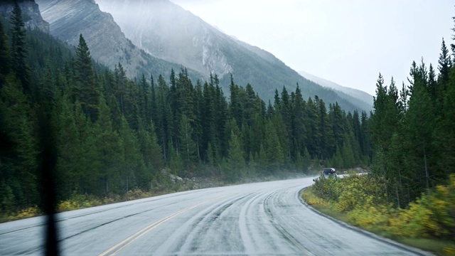 阴雨天的公路旅行视频素材