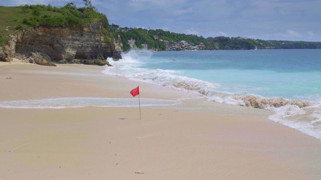 美丽生动的海水和巨浪的热带海滩全景视频素材