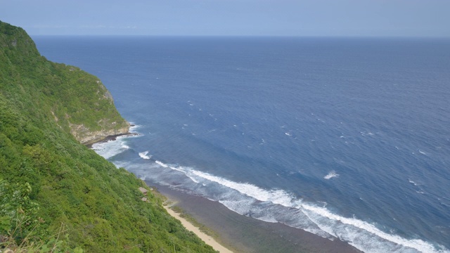 从悬崖或山上观看美丽的海滩上的岩石和深蓝色的水视频素材